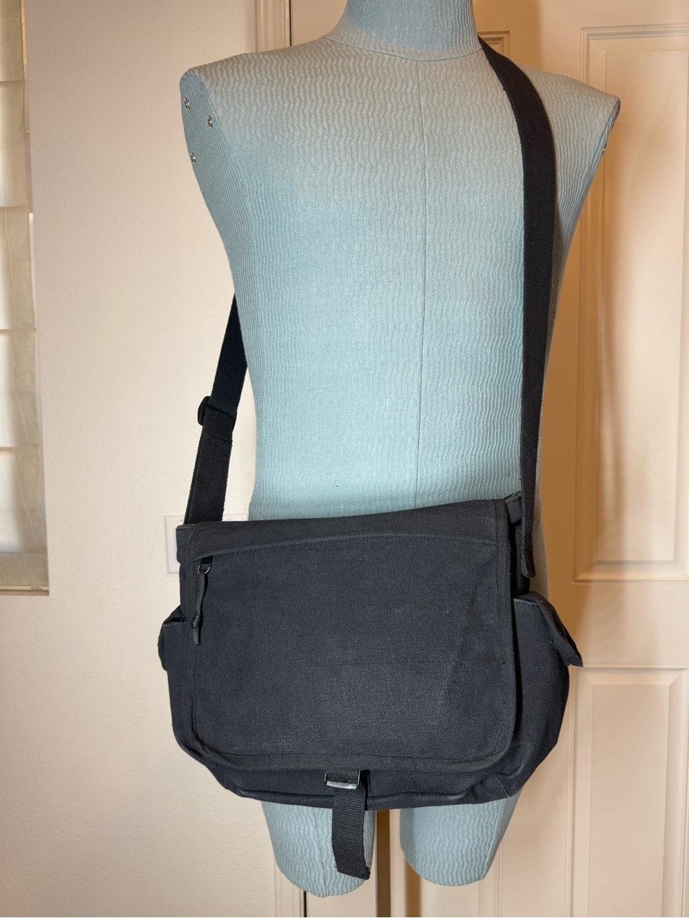 Black Canvas Messenger Bag id pocket key fob clip etc strong used military bag